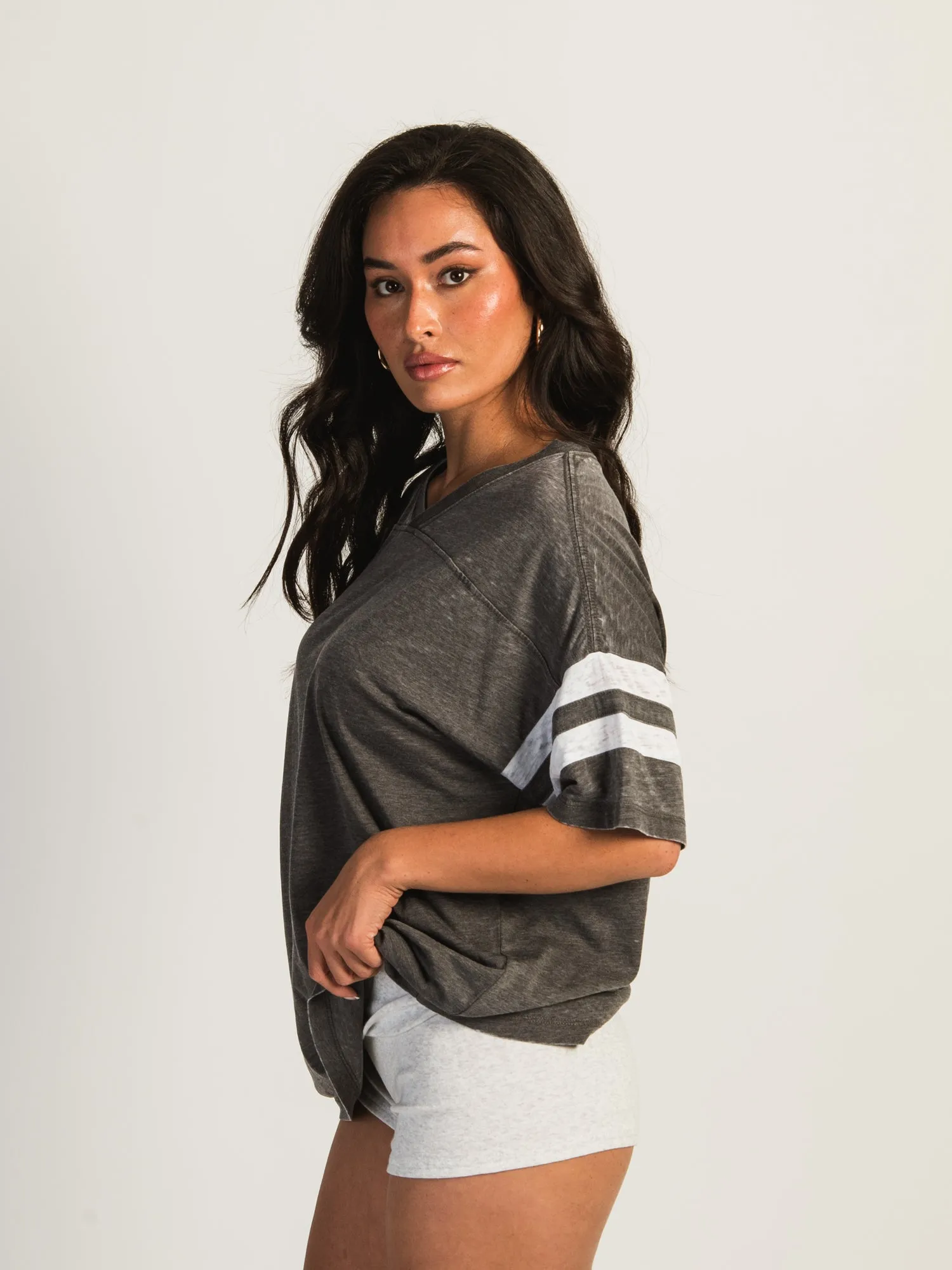 HARLOW BRADY TEE - CHARCOAL