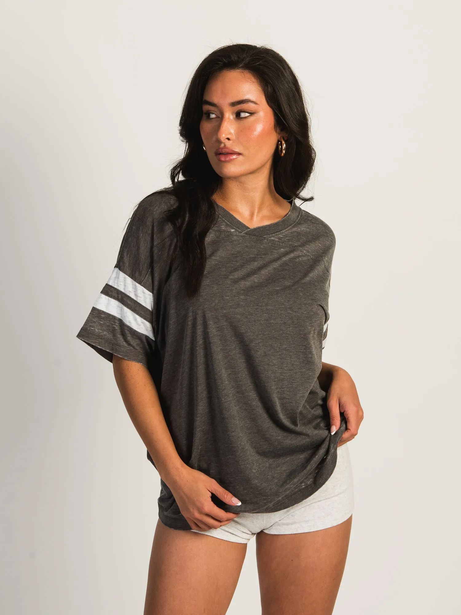 HARLOW BRADY TEE - CHARCOAL