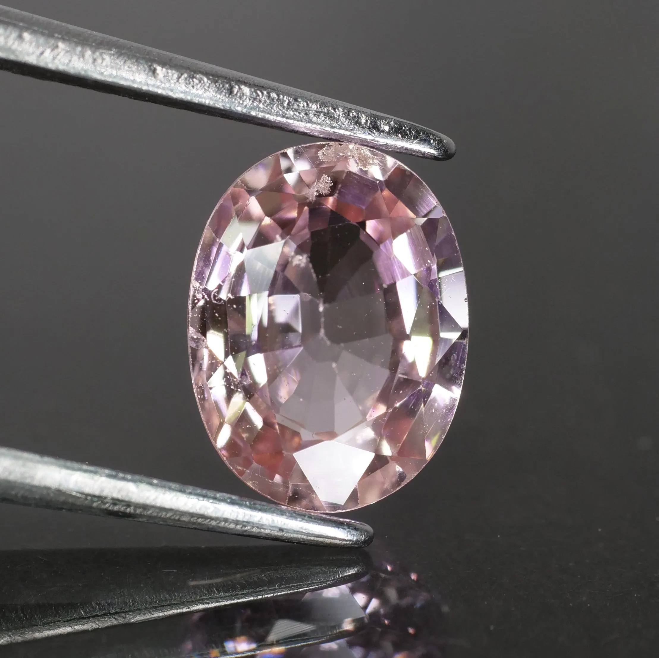 Pink Sapphire | IGI certified | natural, oval cut *8x6 mm, VS , 1.65ct