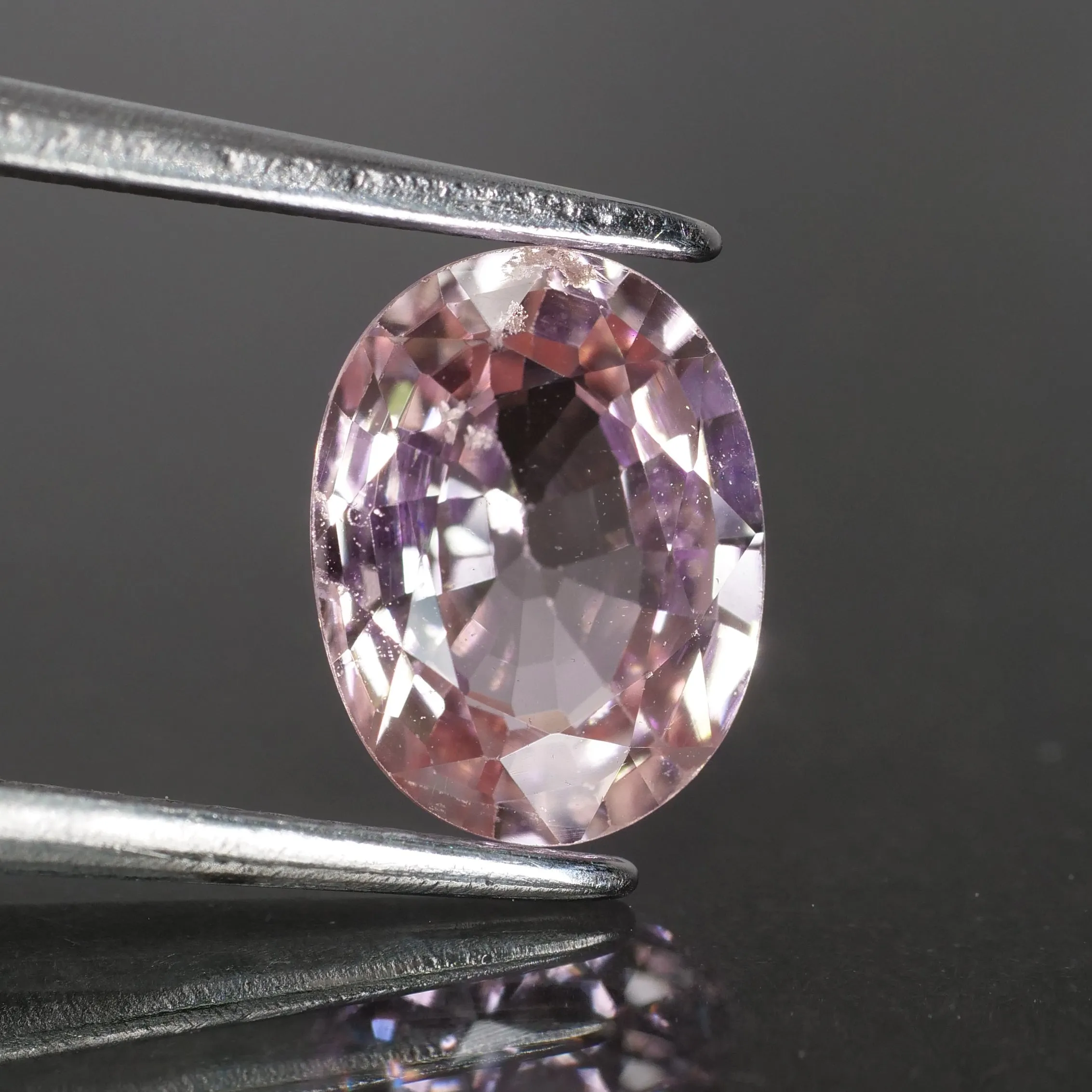 Pink Sapphire | IGI certified | natural, oval cut *8x6 mm, VS , 1.65ct